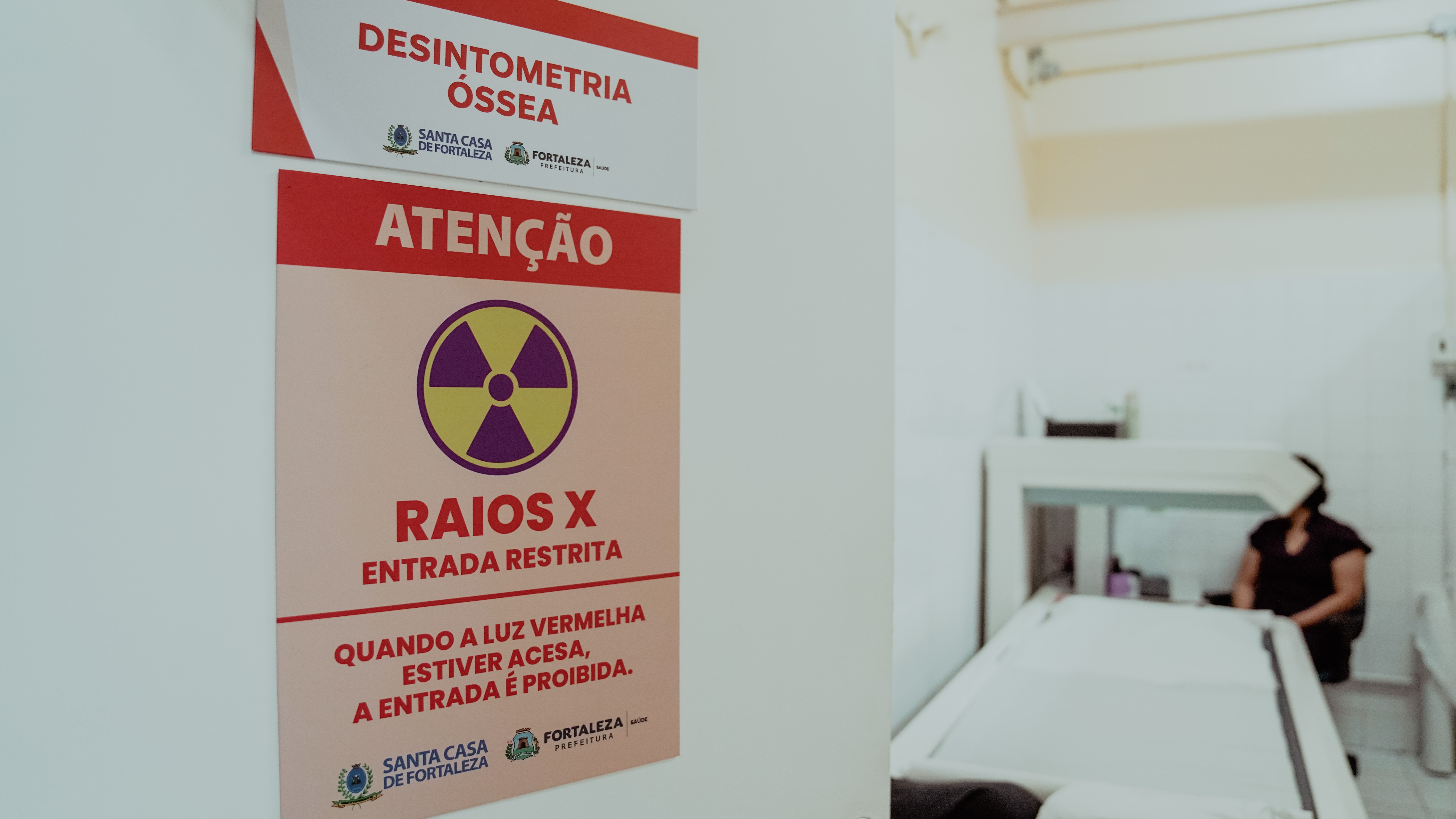 porta da sala de raio-x da Santa Casa, mostrando o equipamento ao fundo